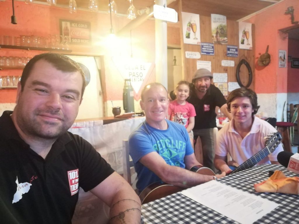 Carlos Pintos vino a cantar al fogón de Tierra Adentro