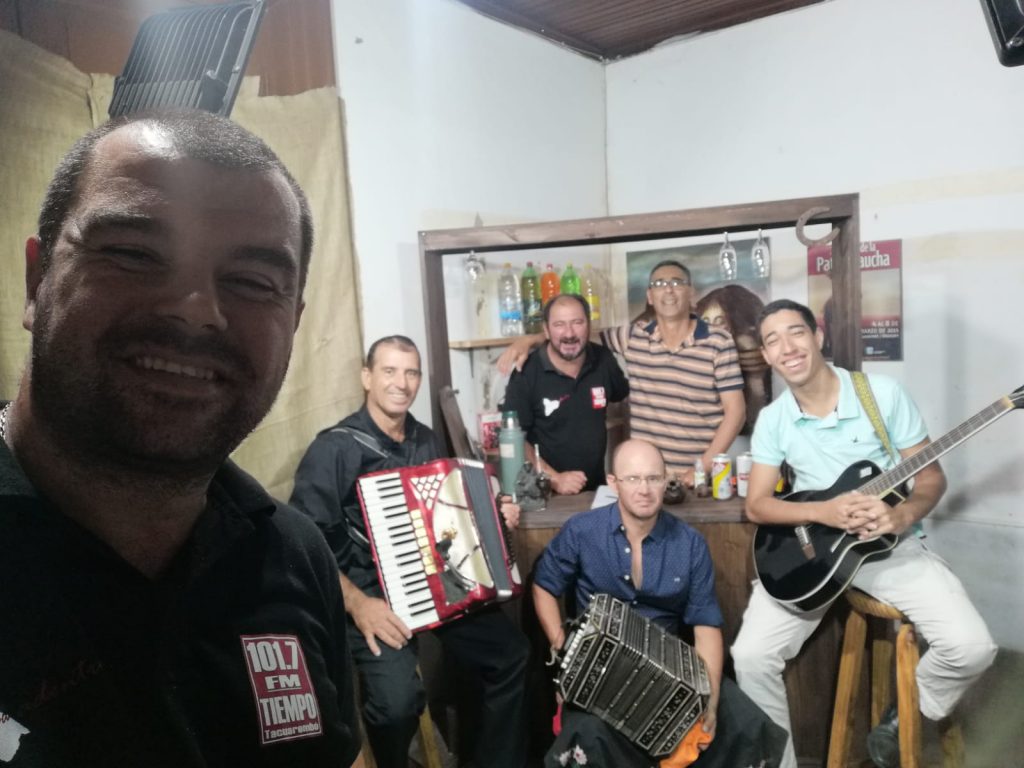 Felipe Barboza y su banda se arrimaron al fogón de Tierra Adentro