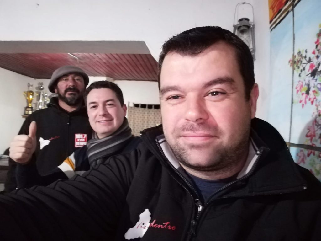GUSTAVO VALIENTE NOS PRESENTÓ SUS NUEVOS TEMAS